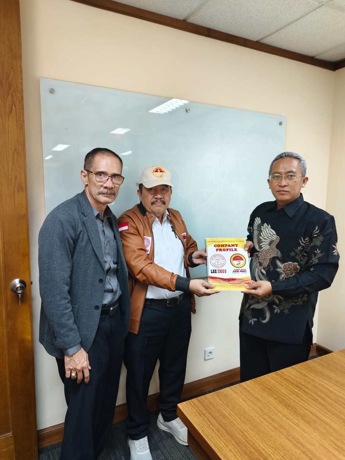 Serah Terima Company Profile LBH EMSO